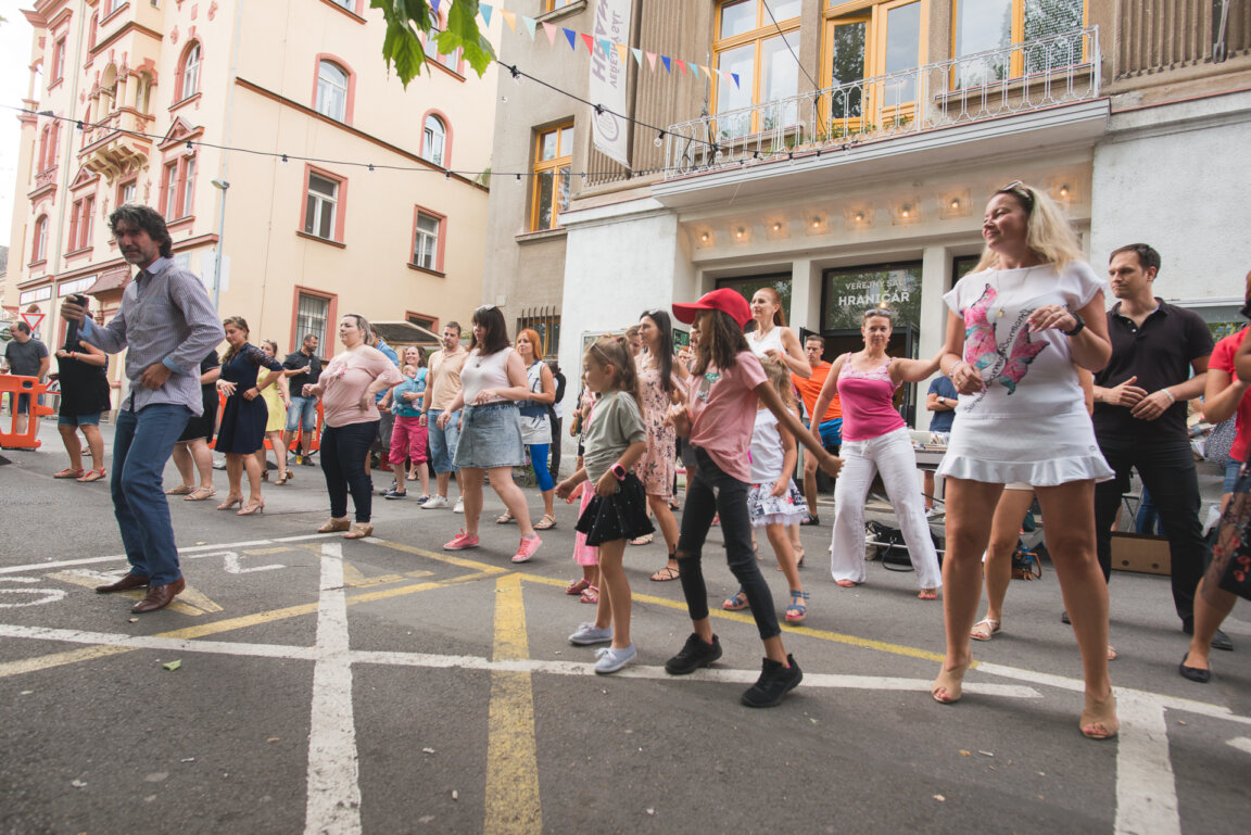 Pouliční salsa tančírna