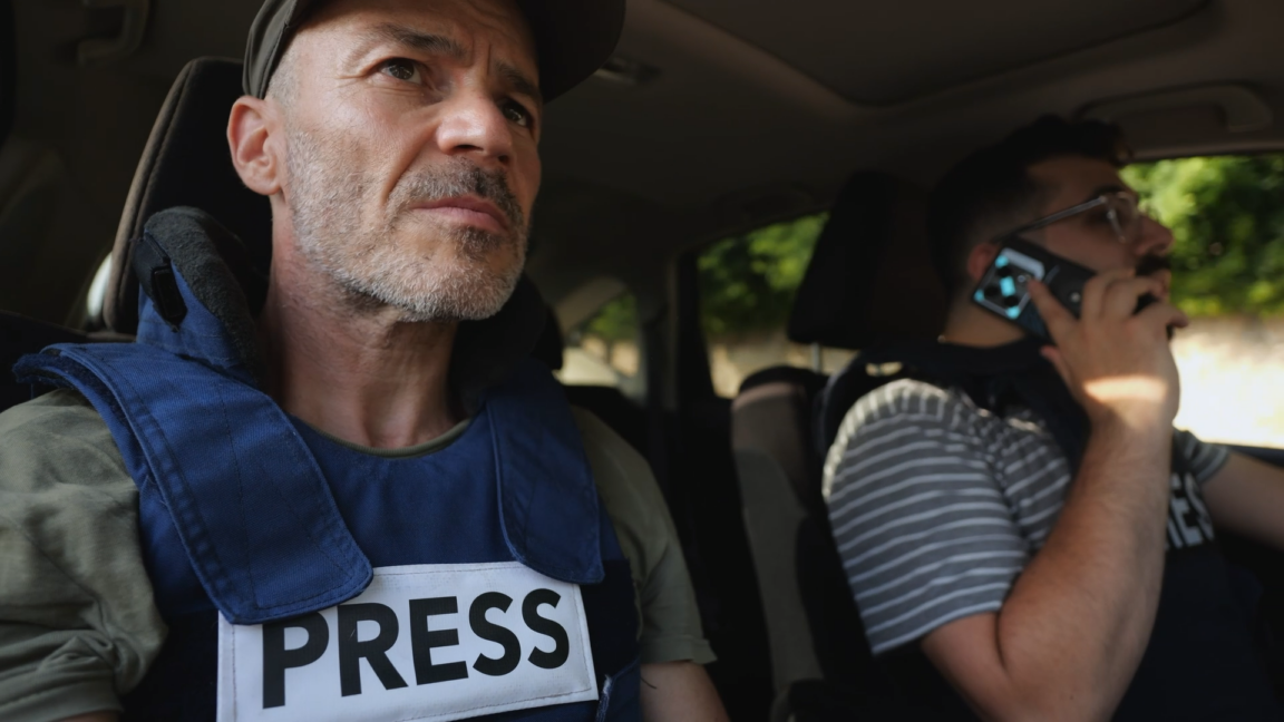 80 rozlícených novinářů